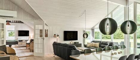 Téléviseur, foyer, table de baby-foot