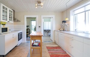 Réfrigérateur, four à micro-ondes, surface de cuisson, lave-vaisselle