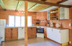 ثلاجة، فرن، موقد طهي مسطح، ماكينة لصنع القهوة/الشاي