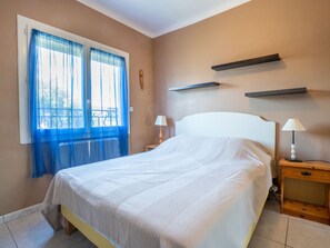 2 bedrooms, iron/ironing board, WiFi