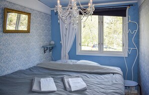 2 bedrooms, travel cot, free WiFi, bed sheets