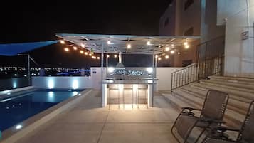 Piscina a l'aire lliure i piscina climatitzada