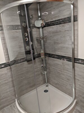 Dusche, Haartrockner, Handtücher, Seife