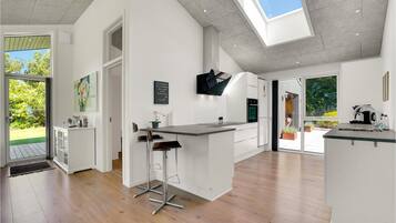 Geladeira, fogão, lava-louças, cafeteira/chaleira