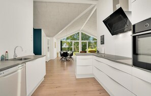 ثلاجة، فرن، غسالة أطباق، ماكينة لصنع القهوة/الشاي