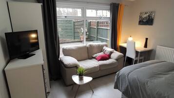 5 bedrooms, iron/ironing board, WiFi, bed sheets