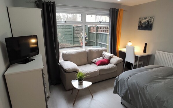 5 bedrooms, iron/ironing board, WiFi, bed sheets