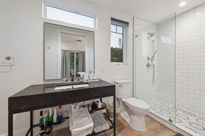 Shower, hair dryer, towels, soap - ★ Sonoma Valley Garden Cottage ★ Clean and Modern ★ Fast Internet ★ (Kenwood)