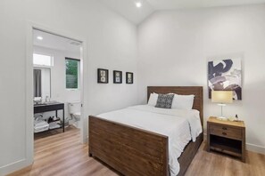 1 habitación, tabla de planchar con plancha y cuna de viaje 