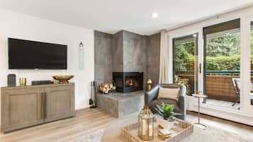 Smart TV, chimenea, estéreo y oficina