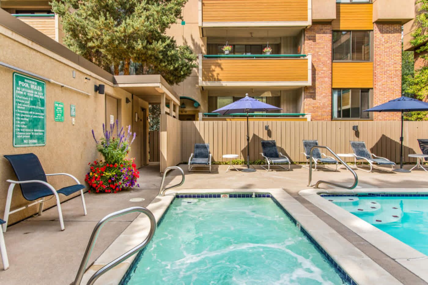 Alberca al aire libre y alberca climatizada