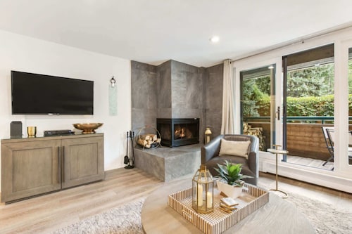 Riverfront Designer 2 BR, Walk to Gondola!