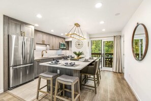 Designer kitchen: Custom cabinetry, Island dining for 6, well appointed for effortless meals. - Riverfront Designer 2 BR, Walk to Gondola! (Aspen)