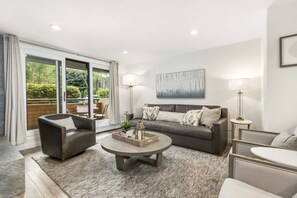 Smart TV, caminetto, impianto stereo, studio