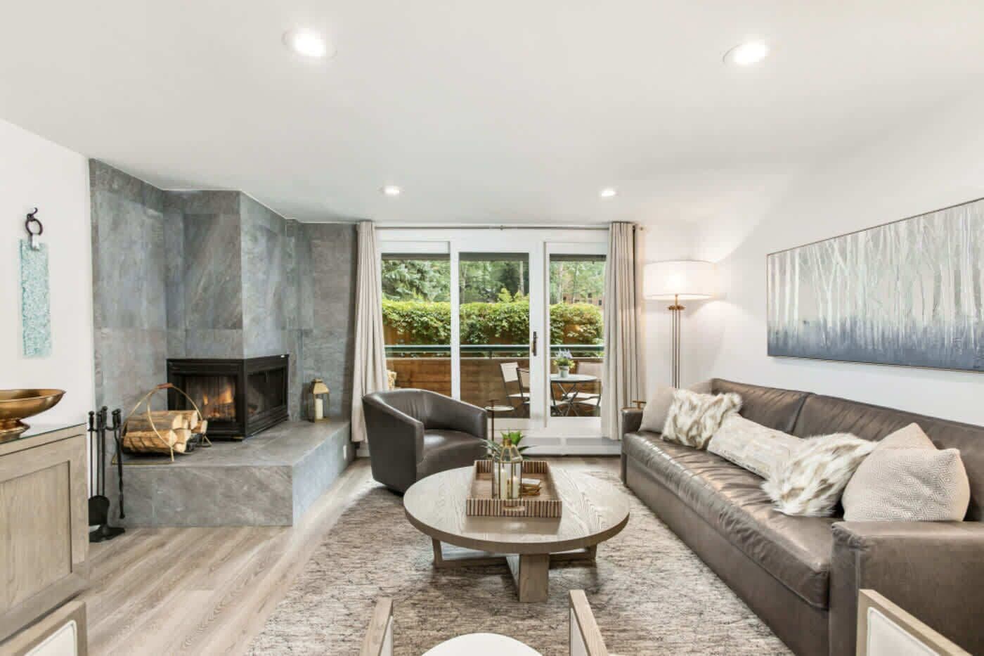 Smart-TV, peis, stereoanlegg og kontorer