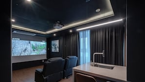 Cinema Suite Family(No Kitchen) | Aire de séjour