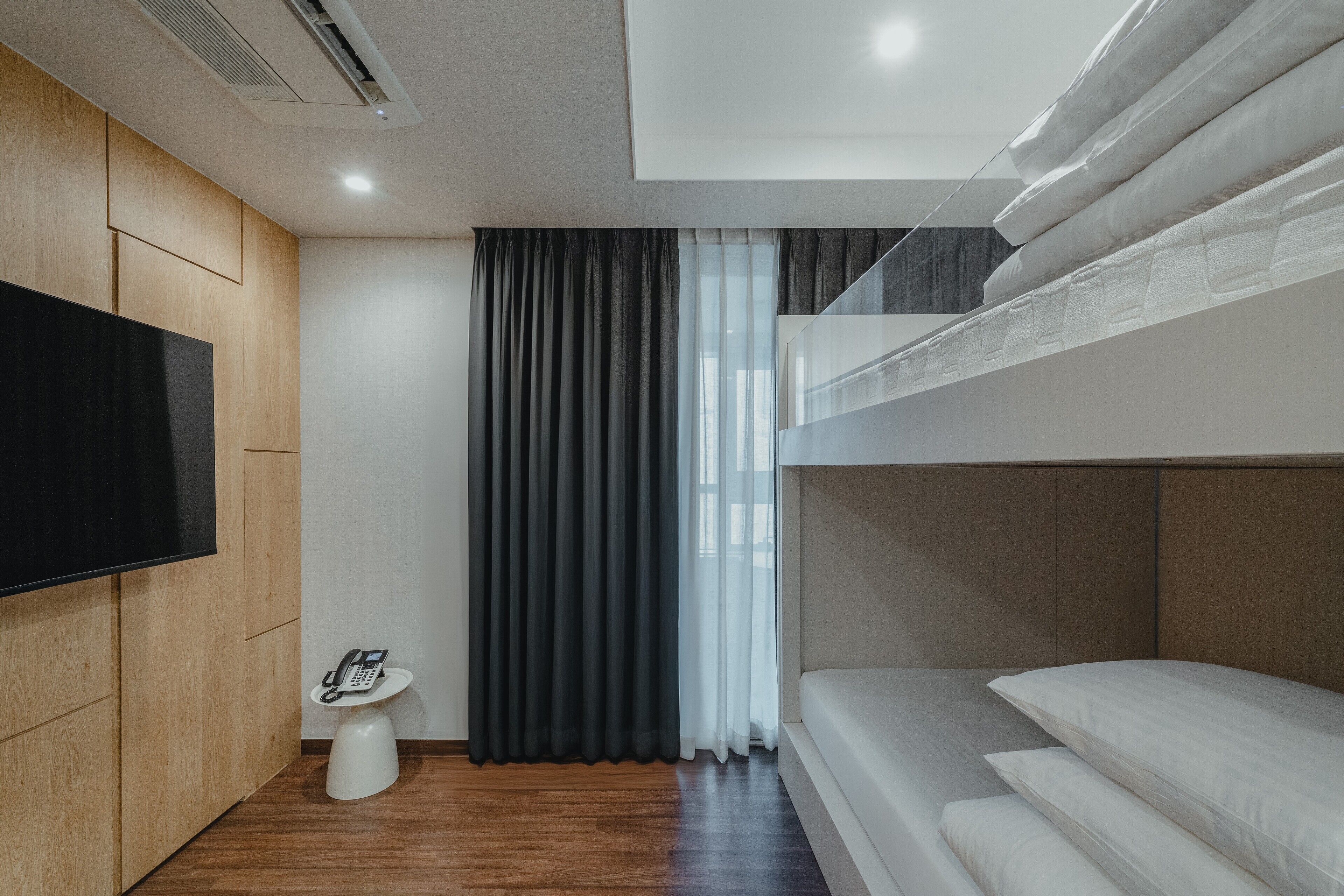 Studio Deluxe Bunker(No Kitchen) | Caja de seguridad en la habitación, escritorio y cortinas blackout 