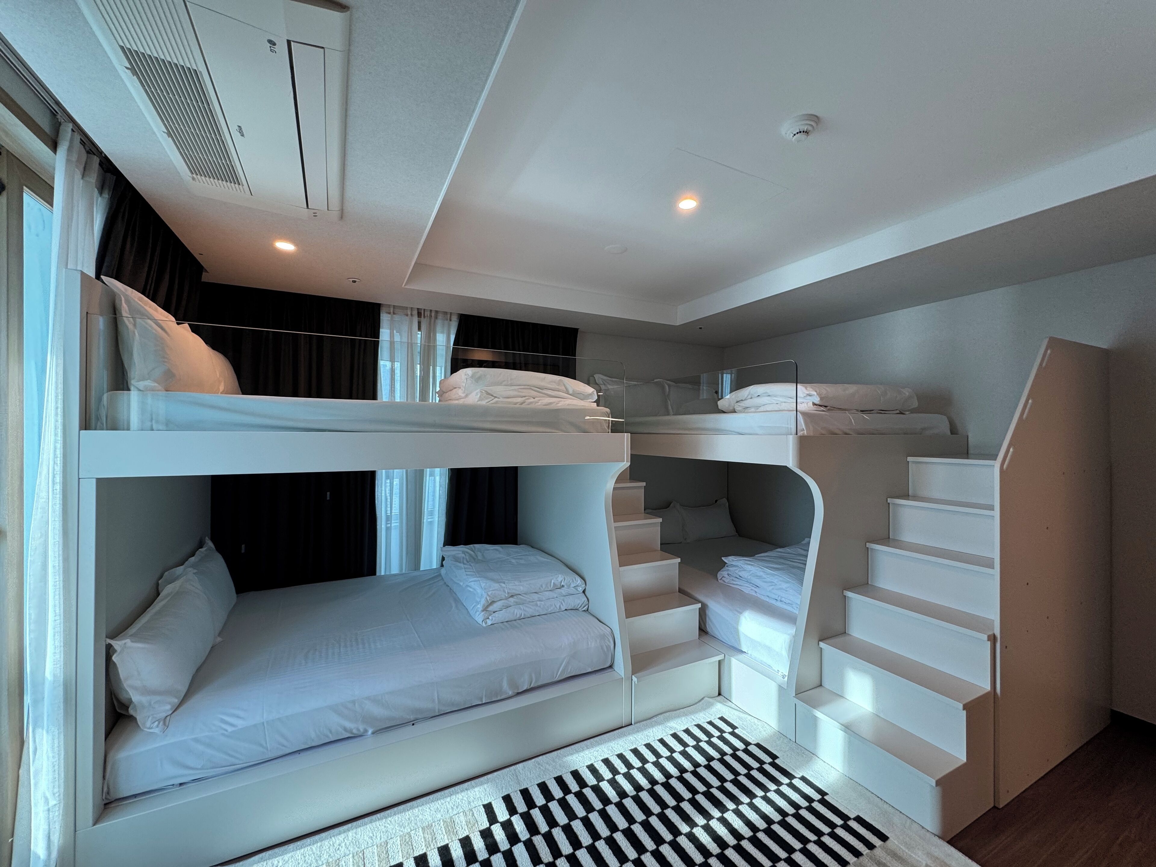 Ocean Family Suite Bunker(No Kitchen) | Caja de seguridad en la habitación, escritorio y cortinas blackout 