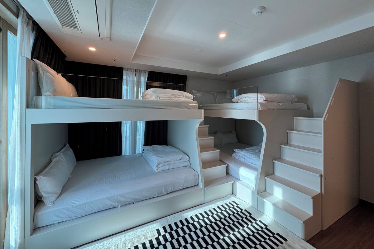 Ocean Family Suite Bunker(No Kitchen) | 客房内保险箱、办公桌、遮光窗帘、免费 WiFi