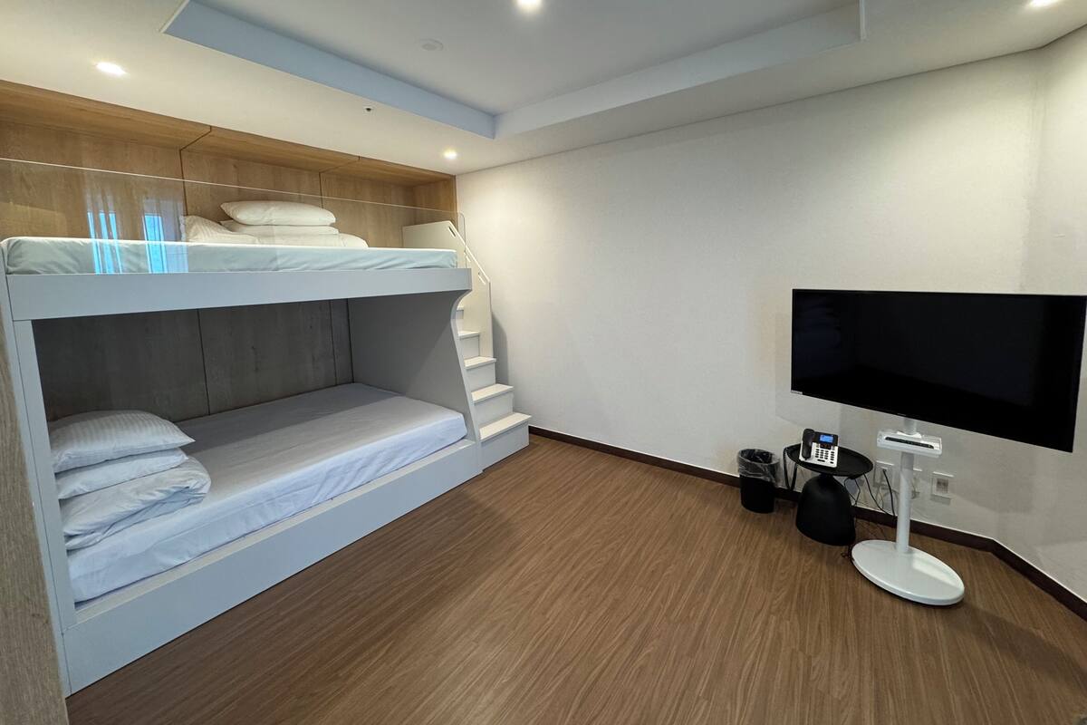 Side Ocean Family Suite Bunker(No Kitchen) | 客房内保险箱、办公桌、遮光窗帘、免费 WiFi