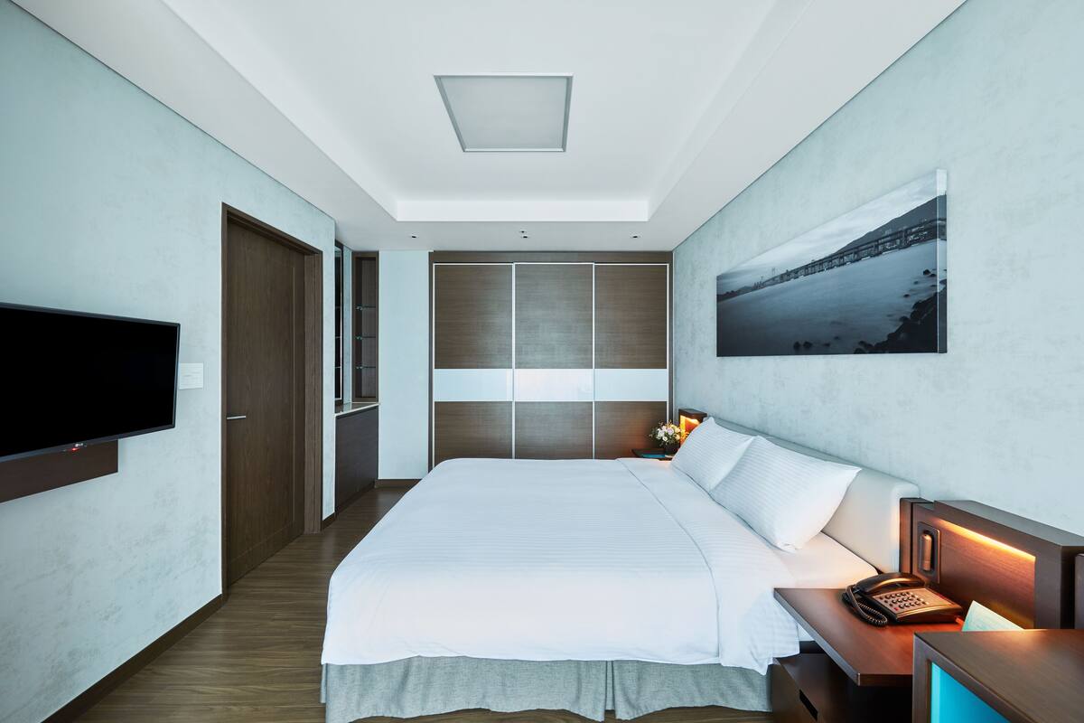 Deluxe Suite Double | 客房内保险箱、办公桌、遮光窗帘、免费 WiFi