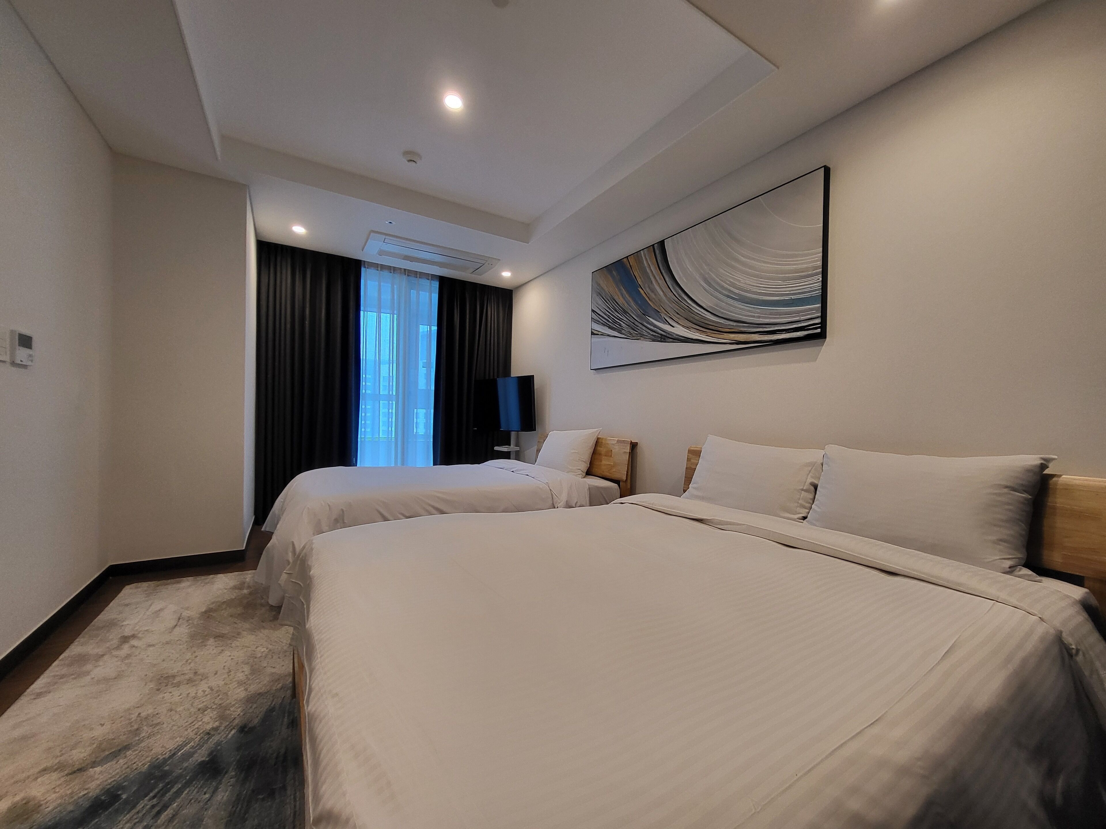 Cinema Suite Family(No Kitchen) | Caja de seguridad en la habitación, escritorio y cortinas blackout 