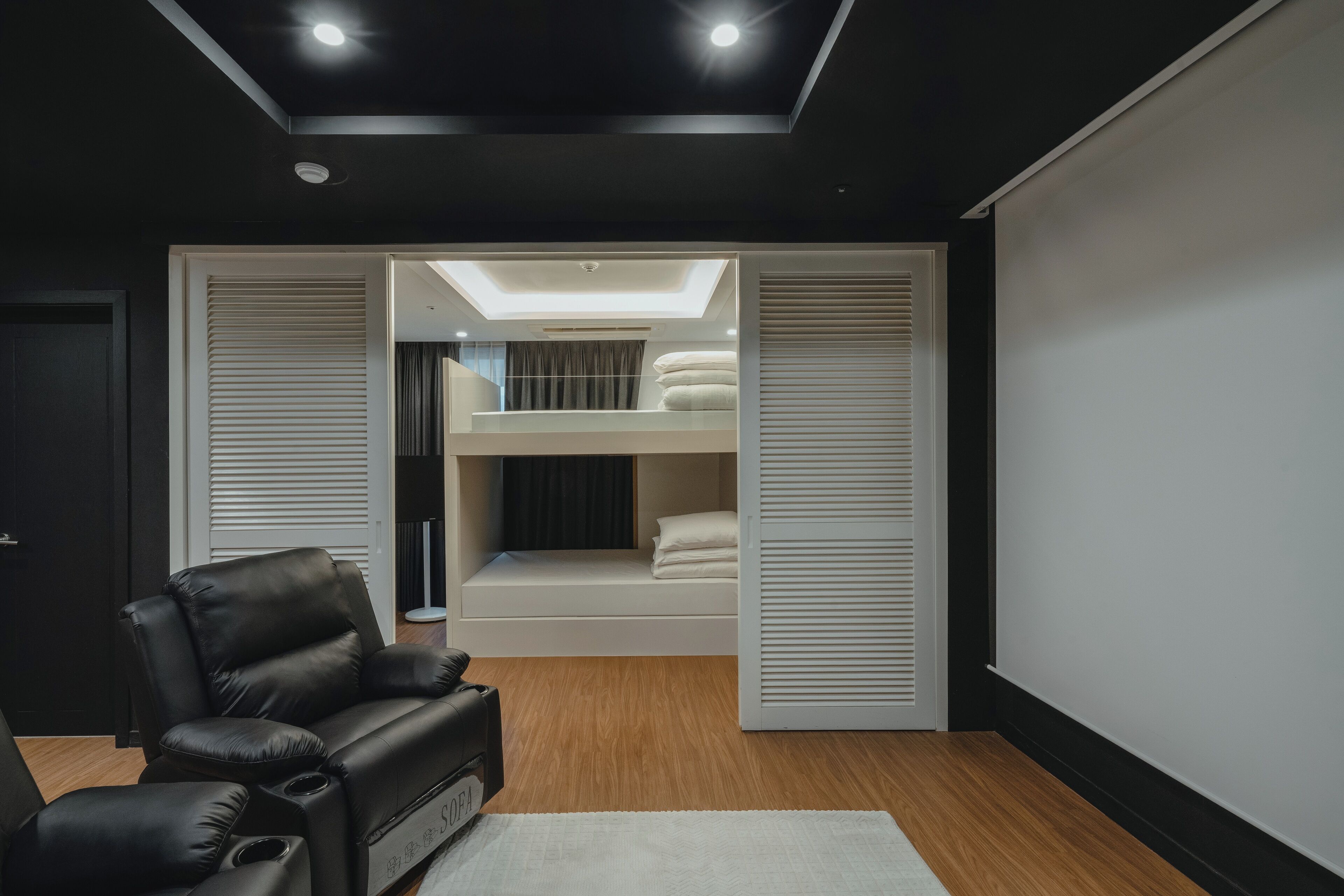 Cinema Suite Bunker(No Kitchen) | Caja de seguridad en la habitación, escritorio y cortinas blackout 