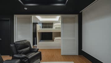 Cinema Suite Bunker(No Kitchen) | Brankas, meja kerja, tirai kedap cahaya, dan Wi-Fi gratis