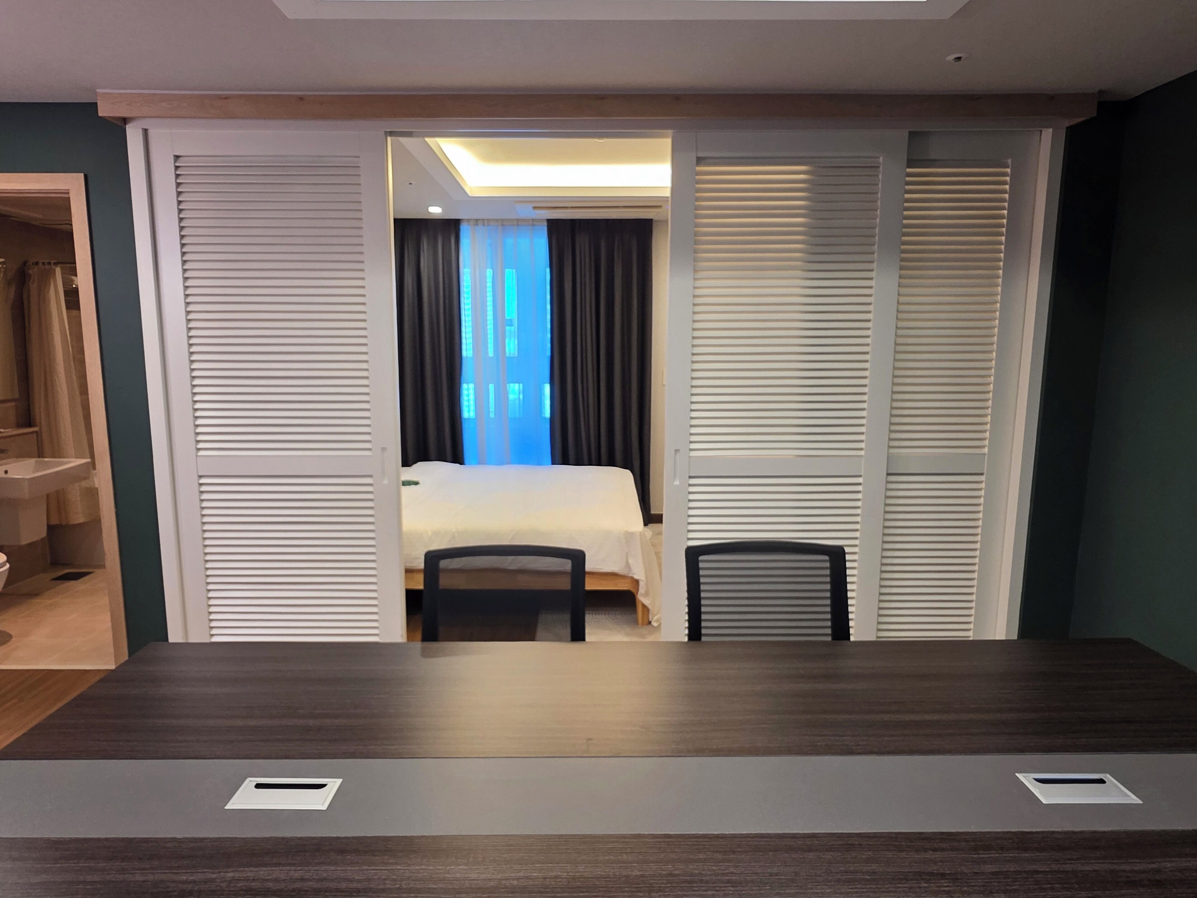 seminar suite | living area | flat-screen tv, heated floors