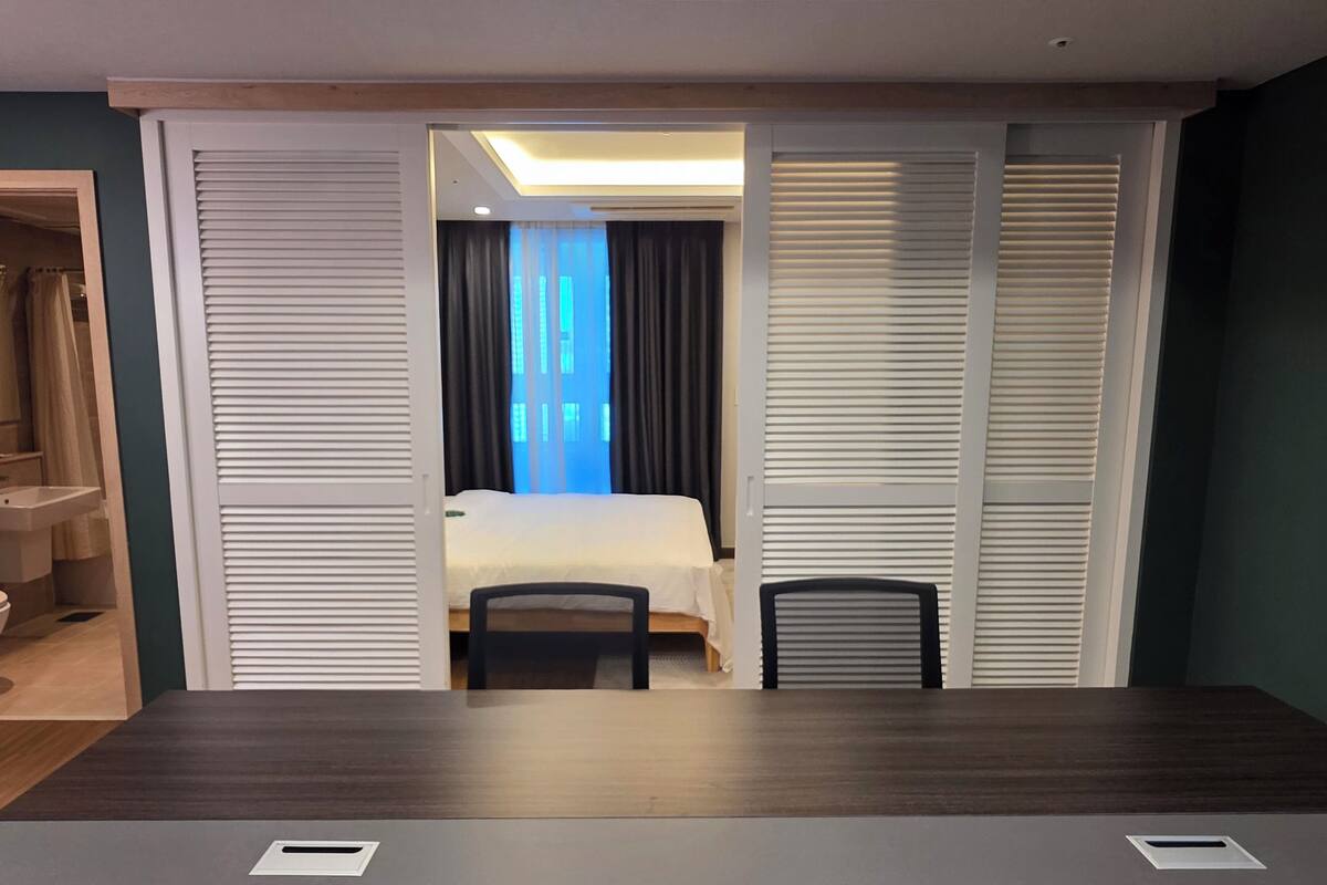 Seminar Suite | 起居区 | 平板电视、加热地板