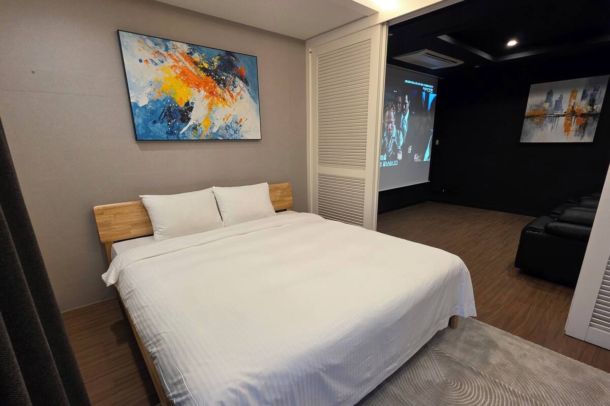 Cinema Suite | 客房内保险箱、办公桌、遮光窗帘、免费 WiFi