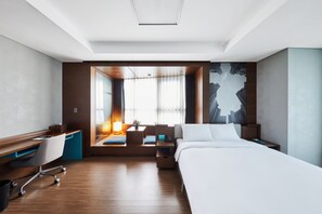 Caja de seguridad en la habitación, escritorio y cortinas blackout