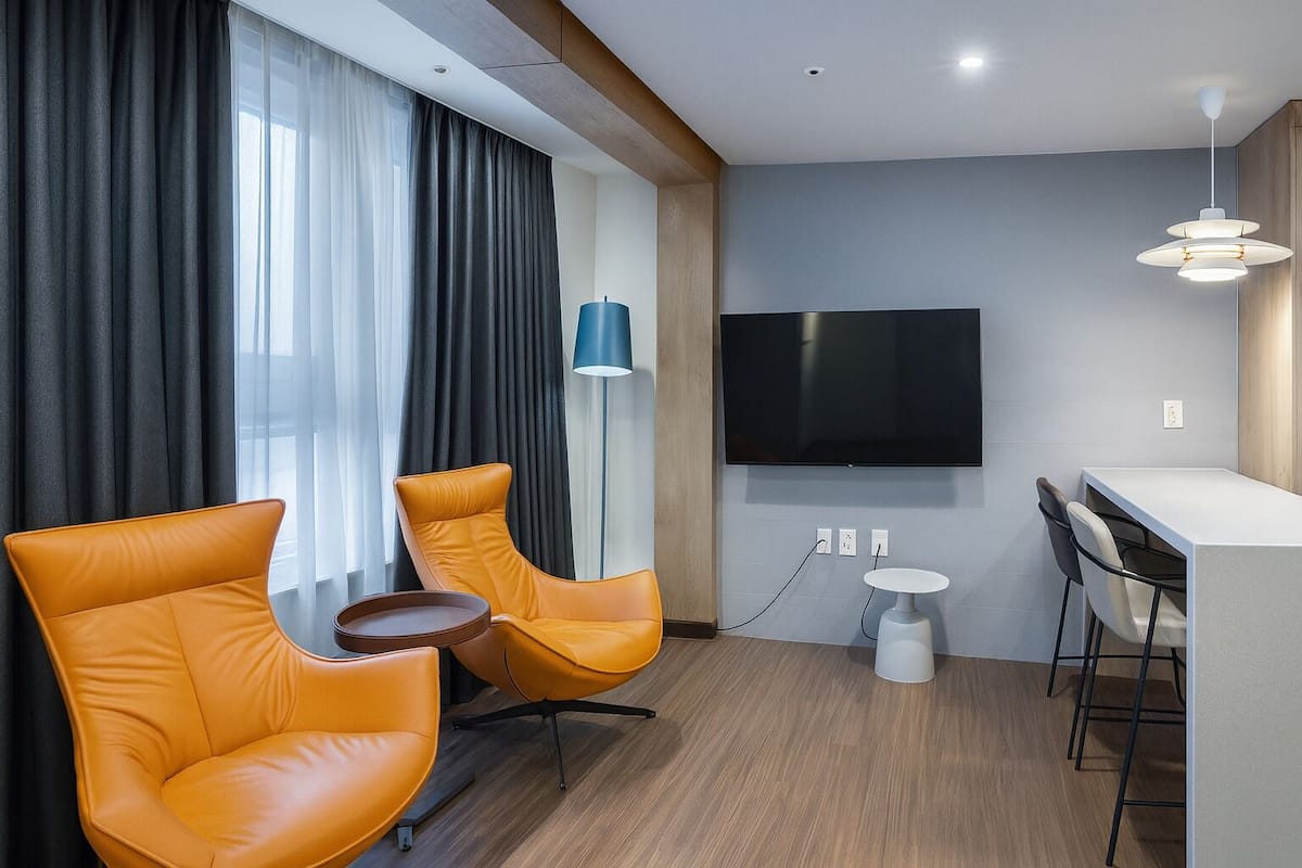 Deluxe Suite, 2 Twin Beds | 1 bedroom, in-room safe, desk, blackout drapes