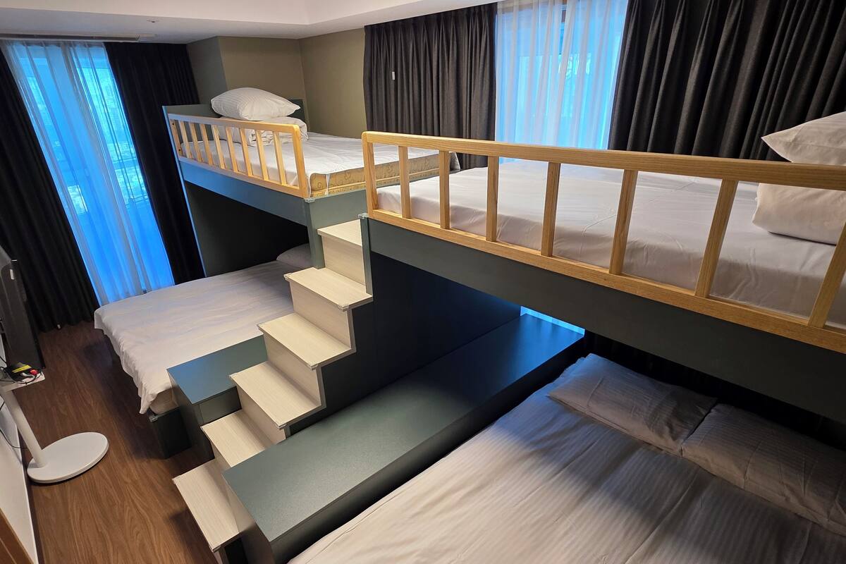 Family Suite Bunker Bed Room | 客房内保险箱、办公桌、遮光窗帘、免费 WiFi