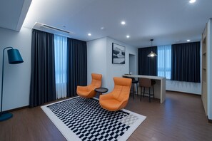 Suite Ocean Double, 1 Queen Bed | Een kluis op de kamer, een bureau, verduisterende gordijnen, gratis wifi