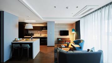 Frigorífic, microones, placa de cuina i bullidora elèctrica