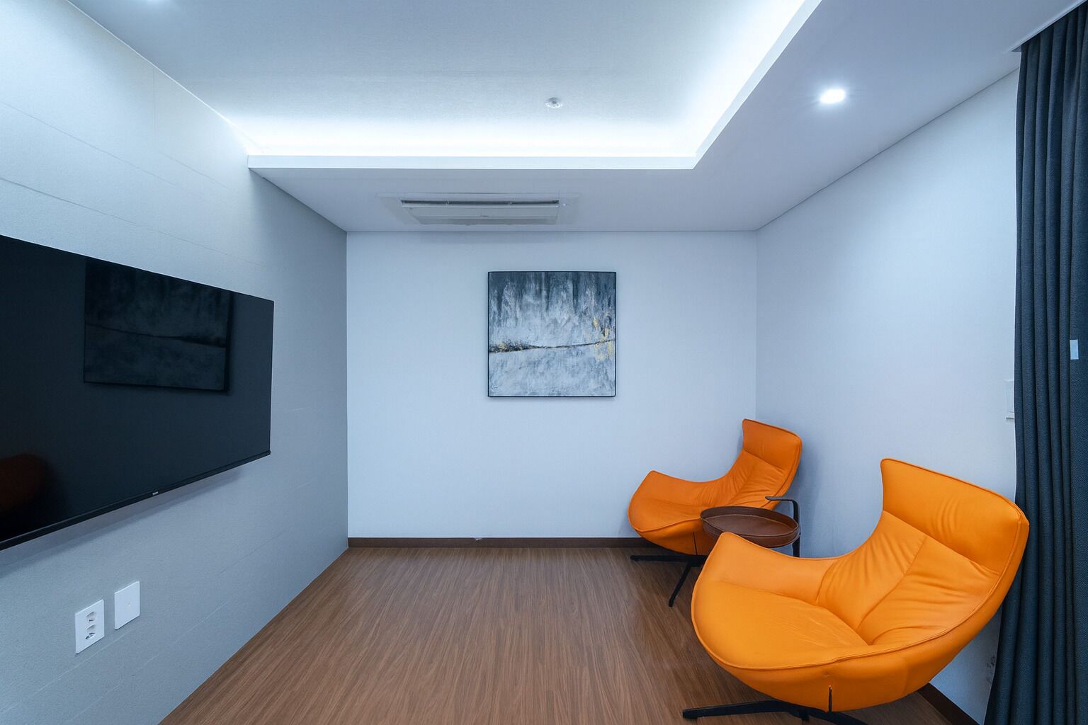 Safe på rommet, skrivebord, blendingsgardiner og wi-fi (inkludert)