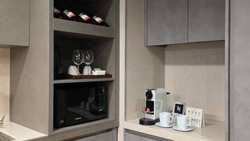 Seminar Suite | Dapur pribadi | Lemari es, microwave, kompor, dan ketel listrik