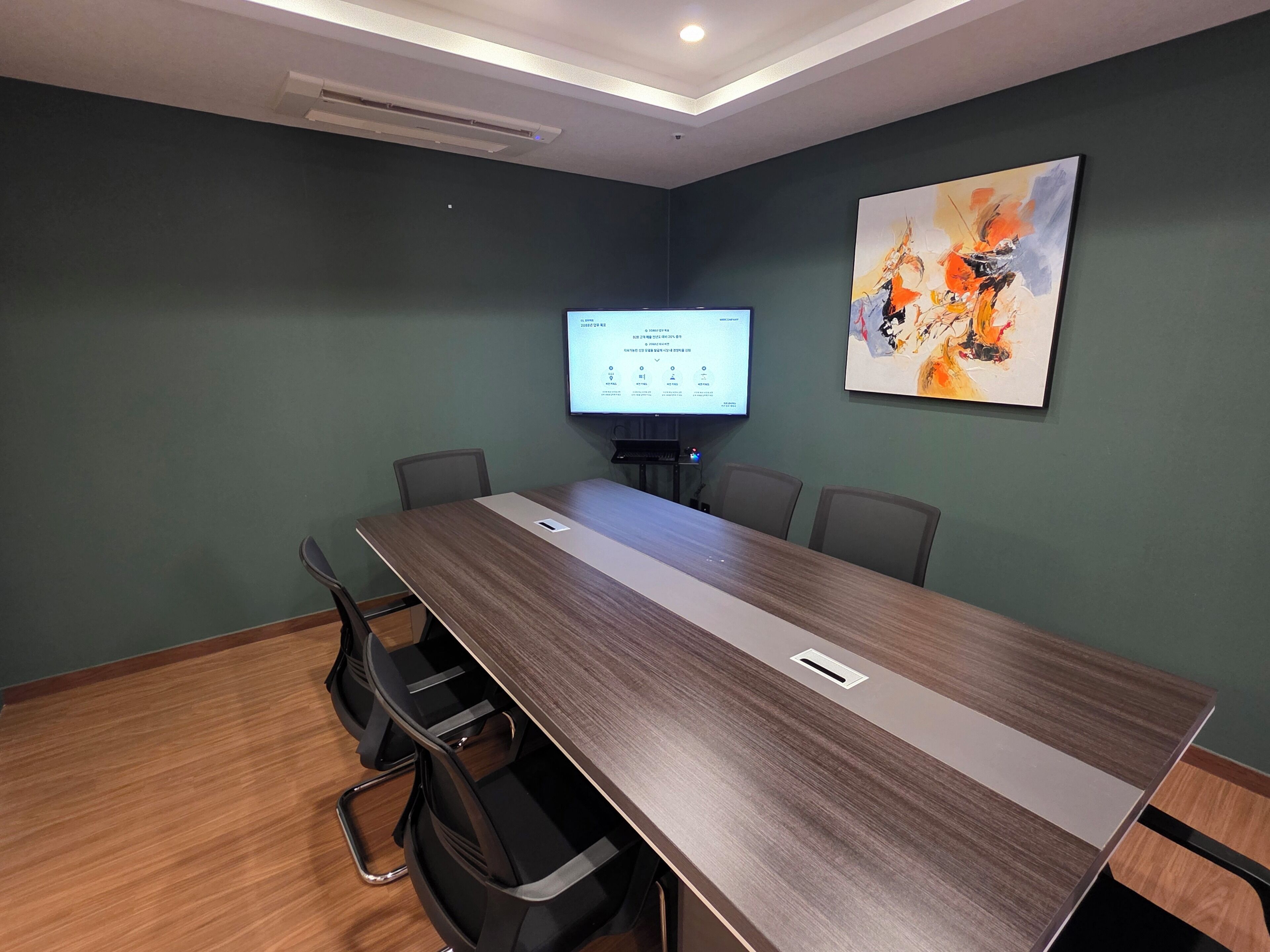 seminar suite | living area | flat-screen tv, heated floors