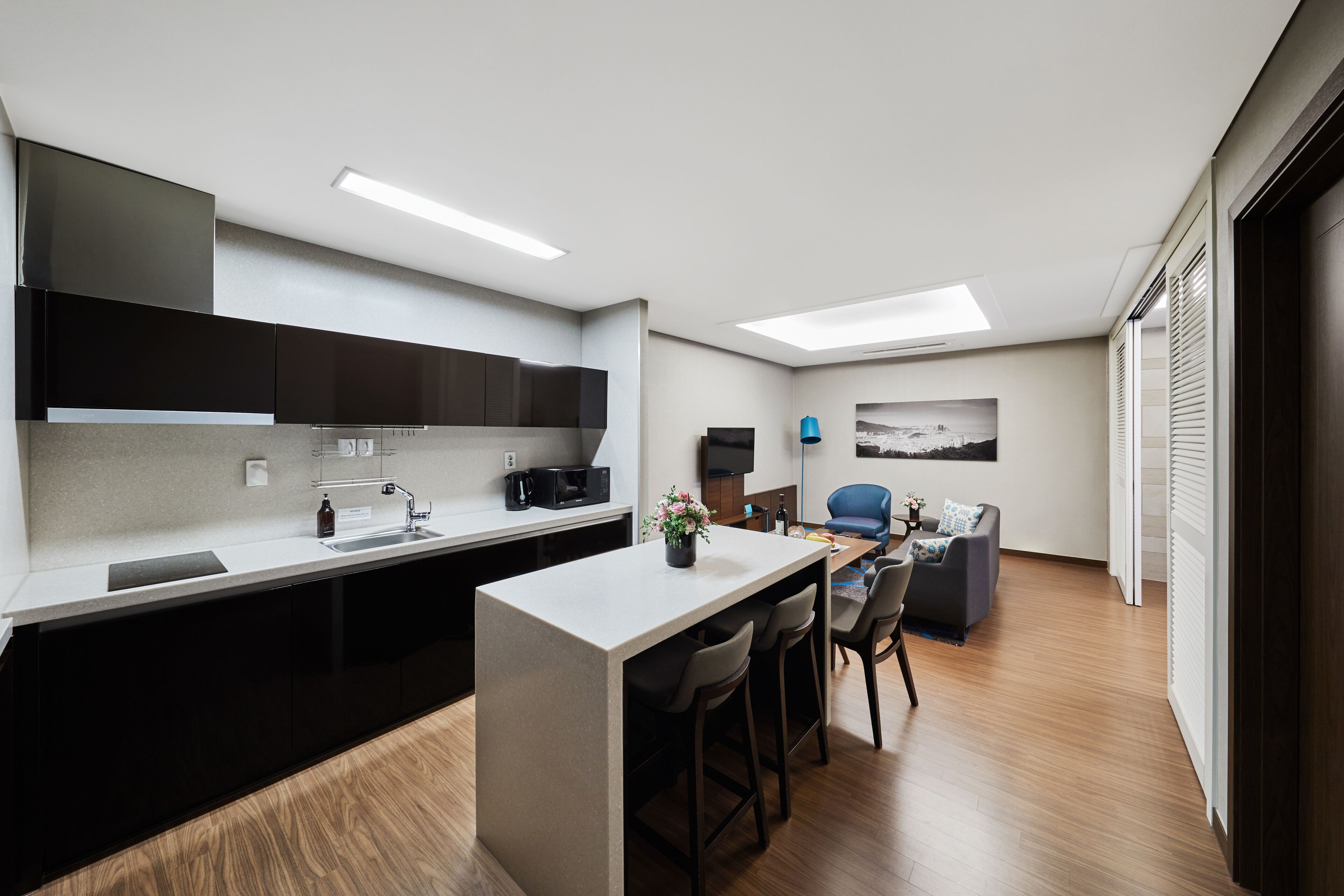 premier suite, 1 queen bed | 1 bedroom, in-room safe, desk, blackout curtains