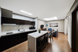 Suite Premier, 1 grand lit | Coffre-fort, bureau, rideaux d’obscurcissement, accès au Wi-Fi (inclus)