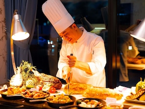 Breakfast, lunch, dinner served; international cuisine