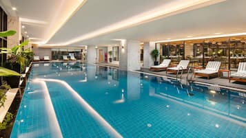 Kolam renang tertutup, kerusi lepak pantai