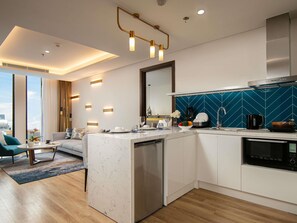Suite, 2 kamar tidur | 1 kamar tidur, minibar, brankas, dan meja kerja