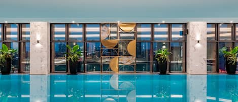 Piscina interna, funciona das 6h às 20h, espreguiçadeiras