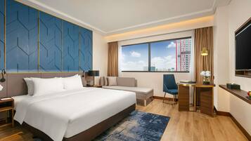 Executive Room, 1 King Bed | Minibar, in-room safe, desk, blackout drapes
