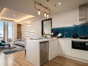 Phòng Suite, 2 phòng ngủ | Minibar, két bảo mật tại phòng, bàn, màn/rèm cản sáng
