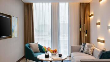 Suite, 2 kamar tidur | 1 kamar tidur, minibar, brankas, dan meja kerja