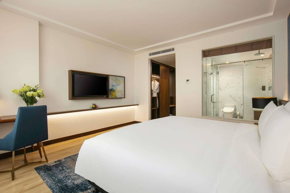 Habitación Deluxe, 1 cama de matrimonio grande | Minibar, caja fuerte, escritorio y cortinas opacas