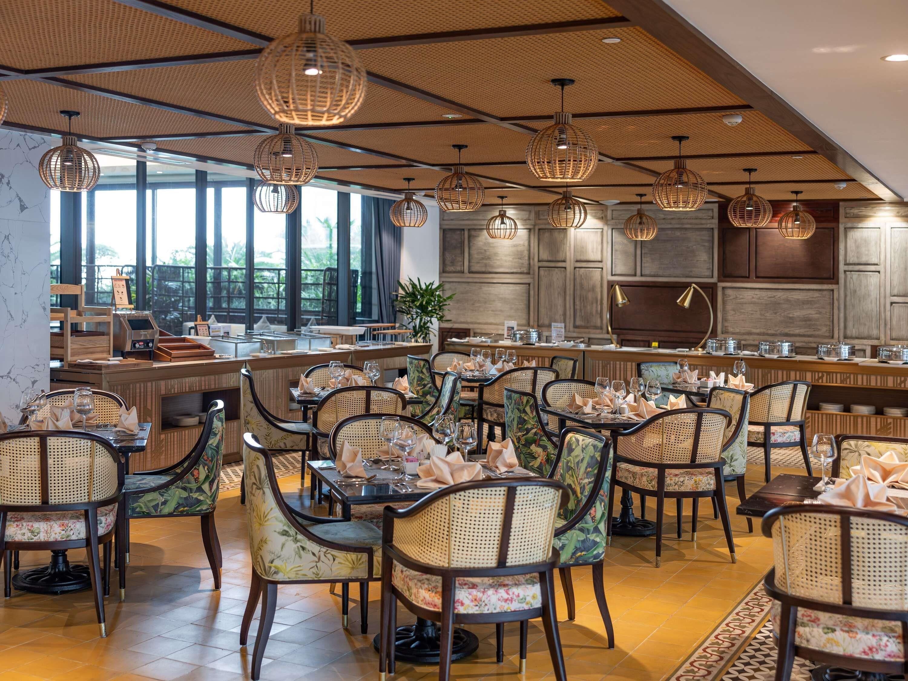 供應早餐、午餐、晚餐；多國菜